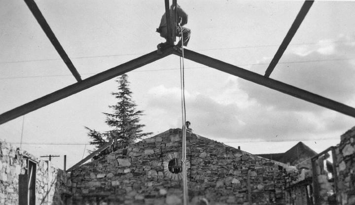 016.jpg - Roof Beams go in