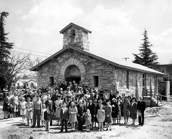 022.jpg - Congregation gathers outside, probably 1947