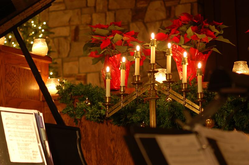 TaizeCandles&Music.jpg - Lights, music, contemplation and quiet are the essence of Taiz&eacute; in all seasons.