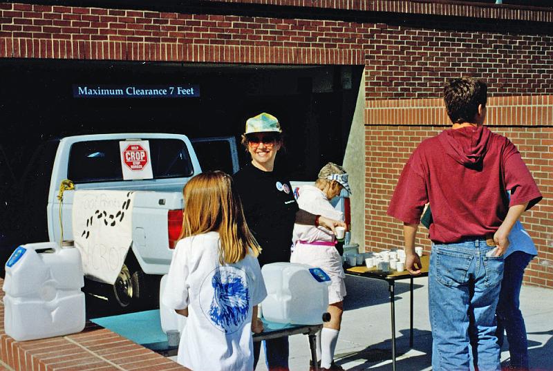 1993.jpg - Rosaleen Zisch and Hoover Middle School students preparing refreshments to give out at the three-mile checkpoint. (1993)