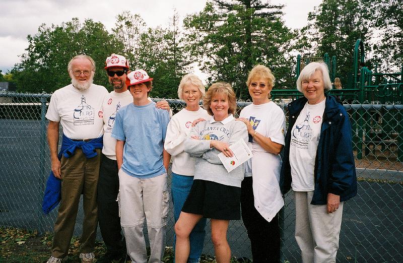 2005.jpg - (L-R) Rod, Derk, Gordon, Lizanne, Emily, Pauline and Alice represented Stone Church in the 2005 Crop Walk.
