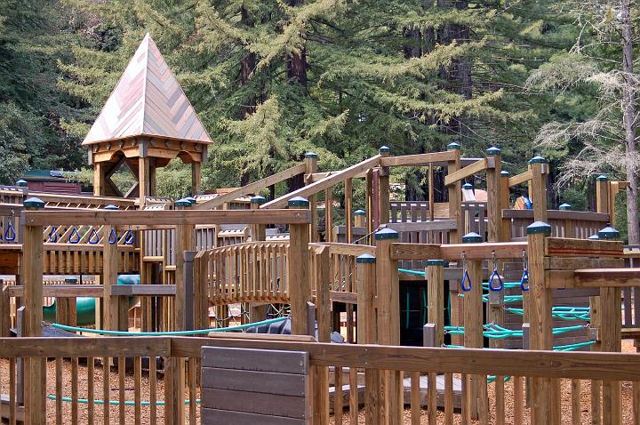 DSC_0065.jpg - Inside the playground, an amazing maze of paths, stairs and places to play.