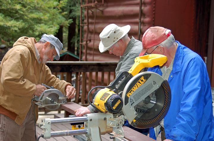 DSC_0072.JPG - David, Art and Gary at work on the power saws.