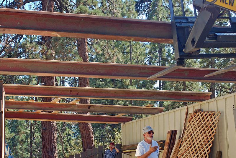 205.jpg - The fifth and final I-beam is put into place.