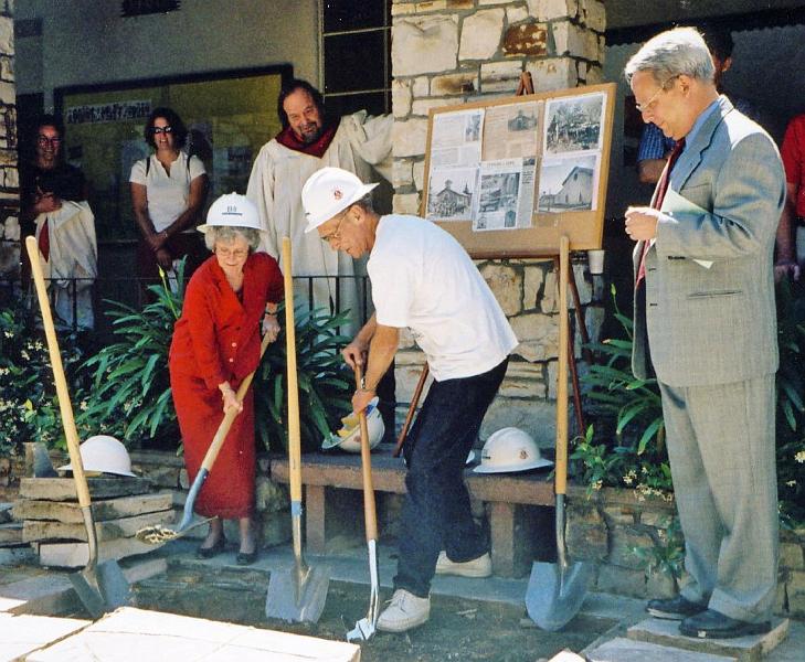 109.jpg - Jane Odell and John F. Lococo keep digging.  Among the onlookers are Leonard Lewis (in choir robe) and Art Mills.