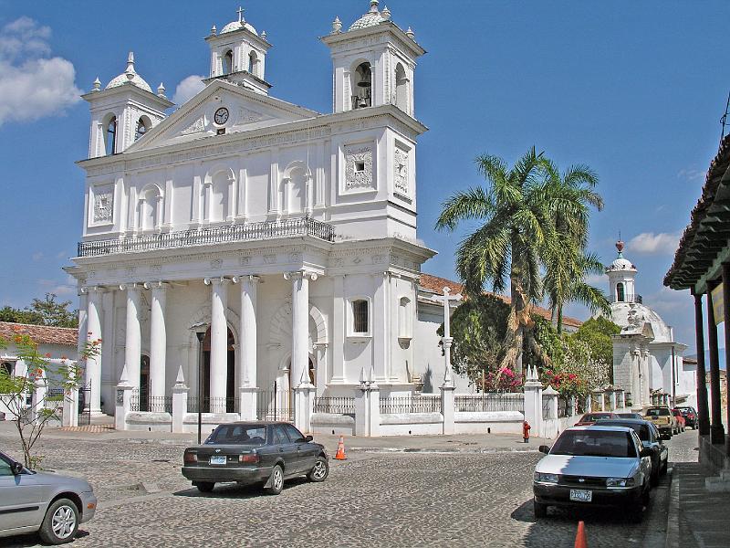 D010.jpg - Dale makes a side trip to Suchitoto, viewing its Cathedral.